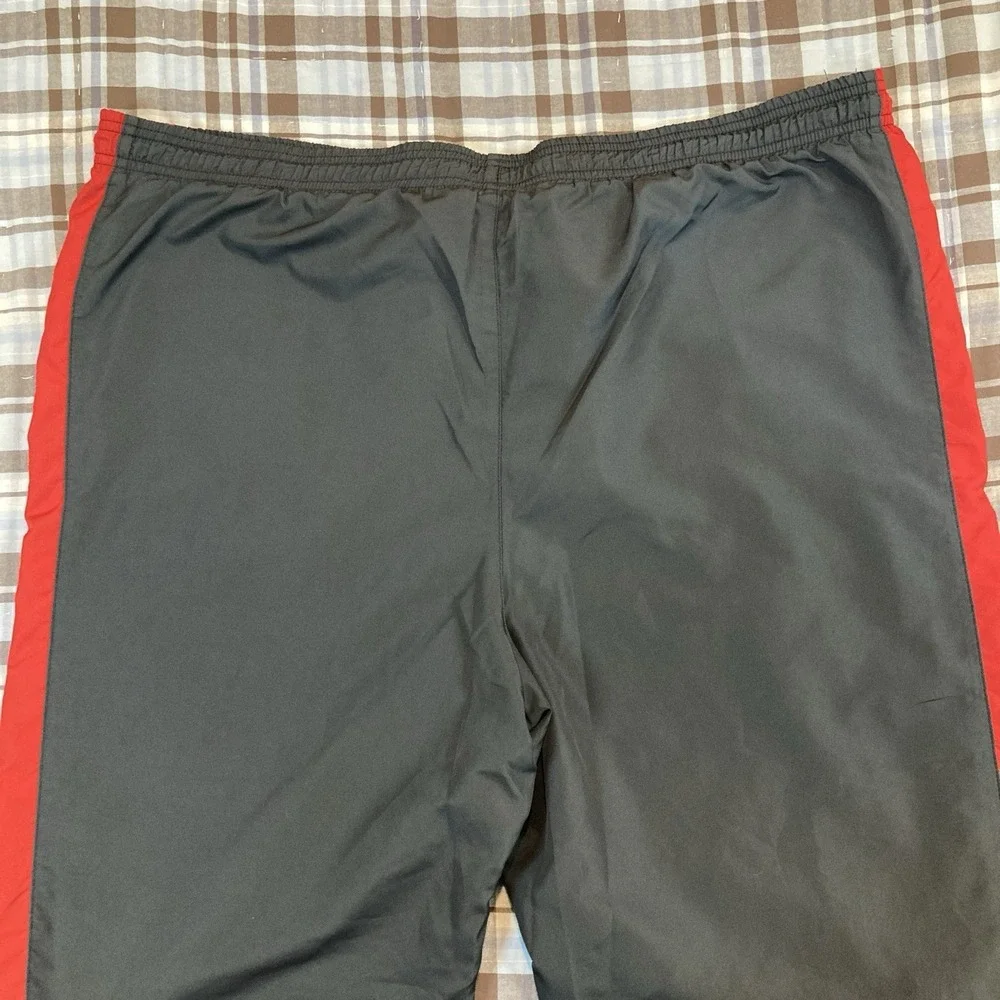 Under Armour Pants Men Medium M Windbreaker‎ Red Black Zip Ankles Stretch Track